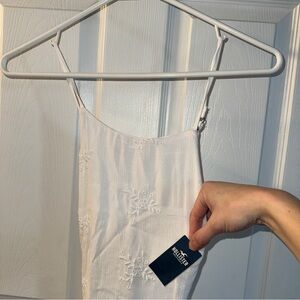 New Hollister White Flower Embroidered Dress. Size small. Cross back